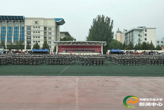 校领导为获奖单位和优秀个人颁奖