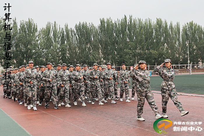 副校长左合君主持大会